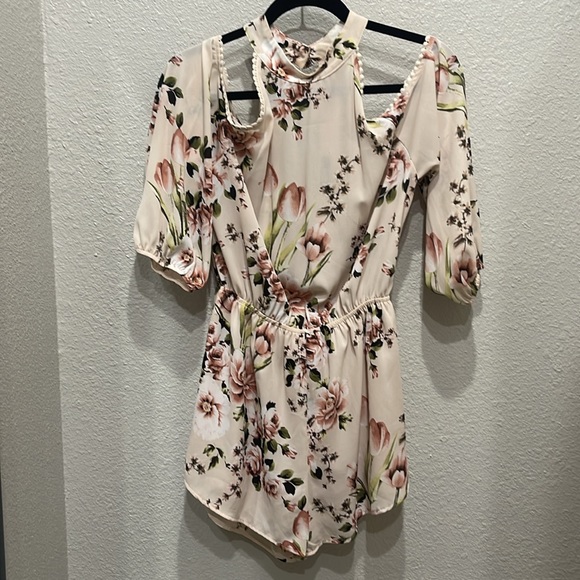 Women’s floral romper, Like New Condition - Picture 2 of 6